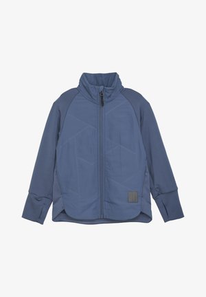 Blauwe sportjack met hoge kraag, volledige rits, geometrische stiksels en een logopatch aan de onderzijde rechts. Glad materiaal, strakke pasvorm.