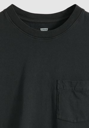 Levi's®, RELAXED POCKET TEE - T-shirts basic - garment dye fa - blacks