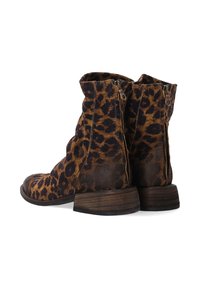 Ankelstøvler med leopardmønster i blødt ruskind, med rund tå, stablet træhæl og lynlåse i siden.