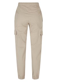 Pantalon cargo beige avec taille et poignets élastiques, avec des poches à rabat sur chaque cuisse, vu de dos.