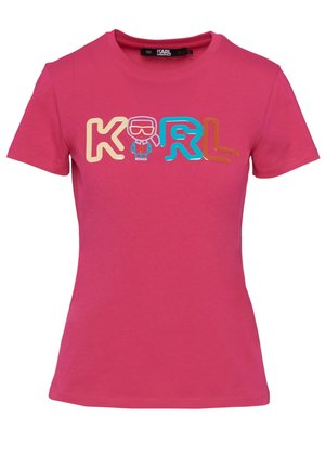 Růžové pánské tričko s krátkým rukávem s barevným nápisem "KARL", obsahující malou stylizovanou postavičku s brýlemi slunečními integrovanou do designu.