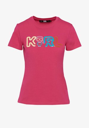 Różowy dopasowany podkoszulek z krótkim rękawem z kolorowymi literami "KARL", z małą stylizowaną postacią w okularach przeciwsłonecznych wplecioną w projekt.