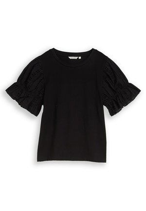 Top noir à manches courtes avec encolure ronde et manches bouffantes en dentelle à œillets avec détails volantés.