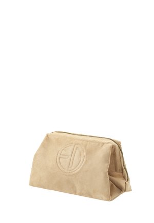 Rektangulær beige ruskindspung med lynlås i toppen og en syning cirkulært logo foran.