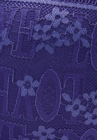 Lila Spitzenstoff mit floralen Mustern und geometrischen Formen, wobei unterschiedliche Texturen und Fadendichten das Design verstärken.