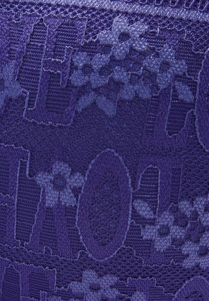 Lila Spitzenstoff mit floralen Mustern und geometrischen Formen, wobei unterschiedliche Texturen und Fadendichten das Design verstärken.