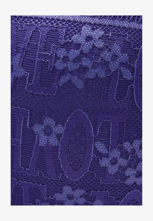 Paarse kantstof met bloemmotieven en geometrische vormen, met variërende texturen en draaddensiteiten die het ontwerp verbeteren.