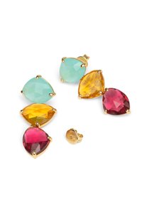 Orecchini in tono oro con cinque gemme sfaccettate nei toni del verde, giallo e rosso, dotati di chiusura a farfalla e design elegante.