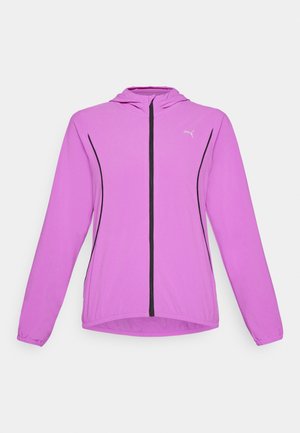 Giacca atletica leggera di colore rosa brillante, dotata di cappuccio, zip frontale completa, dettagli neri e polsini elasticizzati per una vestibilità sicura.