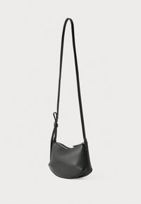 Fekete bőr válltáska ívelt formával, sima textúrával és állítható pánttal. Cipzáras záródás és minimalista kialakítás jellemzi.