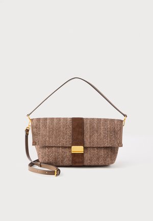 Borsa marrone con motivo a spina di pesce, dettagli in suede, ferramenta dorata, tracolla rimovibile e chiusura con patta pieghevole.
