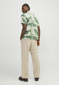 Jack & Jones PREMIUM JPRBLACARNABY PRINT RESORT - Overhemd - bottle green