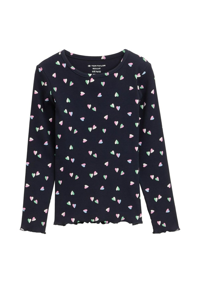 Langsleeve top van een marineblauwe ribstof met een verspreid patroon van kleine, pastel hartvormen in roze en groen. Ronde halslijn, uitgerafelde zoom.