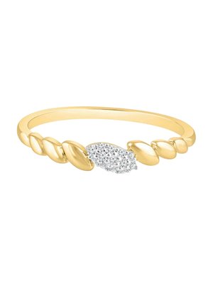 Dünner Goldring mit gedrehtem Blätterdesign und einem Cluster kleiner weißer Diamanten in der Mitte auf weißem Hintergrund.