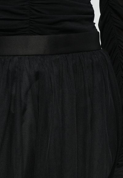 Zwarte jurk met een aansluitend lijfje en geplooide textuur, voorzien van een gladde satijnen tailleband en een uitlopende tule rok.