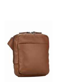 Sac bandoulière en cuir marron avec une texture lisse, fermeture éclair et une poche avant. Forme rectangulaire compacte avec un design minimaliste.