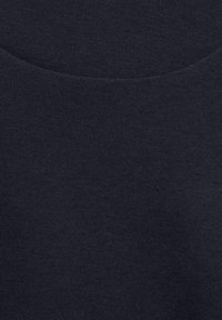 Tumma merimustas kangas, sileä pinta, neulottu kuvio, jossa on hieman joustoa, pyöreä pääntie ja minimaaliset saumat.