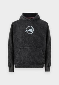 Sudadera con capucha de lavado negro con bolsillo canguro frontal, con un logo de escorpión blanco y texto "Alpha Industries Tennessee U.S.A." en el pecho.