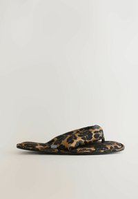 Pantofole morbide con stampa leopardata nera e marrone, cinturini imbottiti, suola piatta e piccola etichetta "NEXT" sul lato.