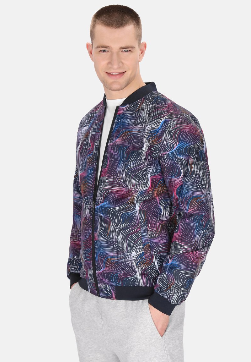 Heren bomberjack in een multikleurig golfpatroon met tinten paars, blauw en roze; marineblauwe geribde kraag en manchetten.
