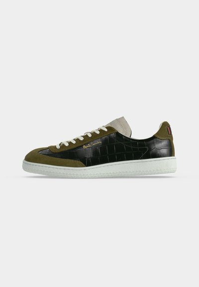 Baskets basses avec panneaux en texture crocodile noire, garniture en daim olive, lacets blancs, languette beige et semelle blanche.