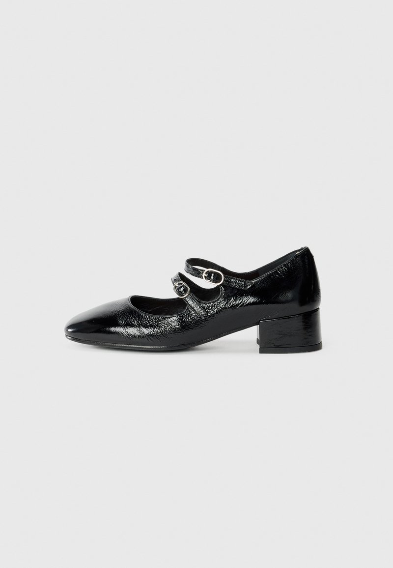 Scarpe Mary Jane in vernice nera con punta affusolata, due cinturini regolabili con hardware circolare e tacco a blocco basso.