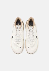 Nike Performance AIR ZOOM TR 1 - Edzőcipő - phantom/medium ash/khaki/lite orewood brown
