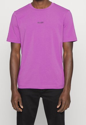 Fialové tričko s krátkým rukávem z bavlny s kulatým výstřihem. Na přední straně uprostřed je malý černý nápis "BOSS". Hladká textura.