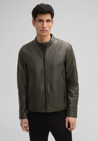 Olivgrüne Lederjacke mit Stehkragen, frontaler Reißverschluss und seitlichen Reißverschlusstaschen; glatte Textur und taillierter Schnitt.