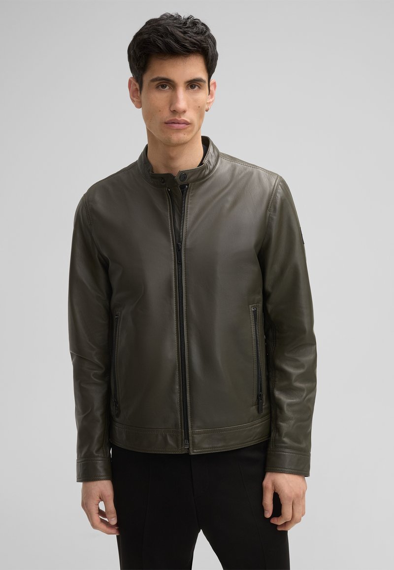 Olivgrüne Lederjacke mit Stehkragen, frontaler Reißverschluss und seitlichen Reißverschlusstaschen; glatte Textur und taillierter Schnitt.