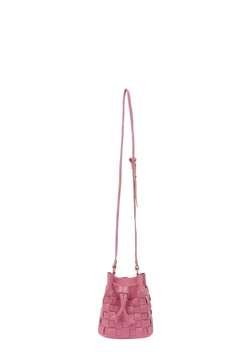 Lyserød vævet læder bucket bag med justerbar skulderrem, der har en snørelukning og en blød overflade. Accentueret med hardware i guld.