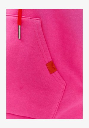 Ružový sveter s klokankou; obsahuje malú oranžovú nálepku s dizajnom; textúrovaná tkanina; červené šnúrky na kapucni.