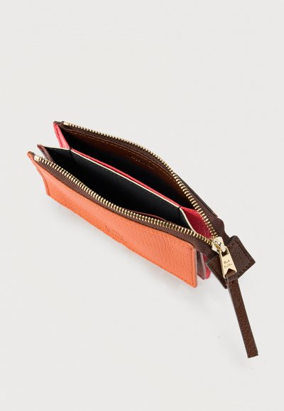 Δερμάτινο πορτοφόλι με φερμουάρ, σε πορτοκαλί, καφέ και κόκκινες αποχρώσεις, με χρυσό φερμουάρ και εσωτερικές θήκες, εμφανιζόμενο ανοιχτό σε λευκό φόντο.