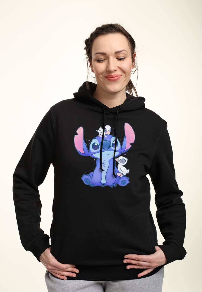 Felpa nera con cappuccio caratterizzata da una grafica di cartone animato colorata che raffigura un personaggio blu con grandi orecchie e un piccolo personaggio bianco, realizzata in materiale morbido.