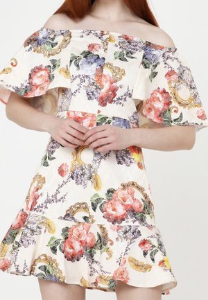 Bloemenprint off-shoulder jurk van lichte stof; met grote rozen, viooltjes en sierlijke lijsten in levendige kleuren. Gerimpelde zoom voegt textuur toe.