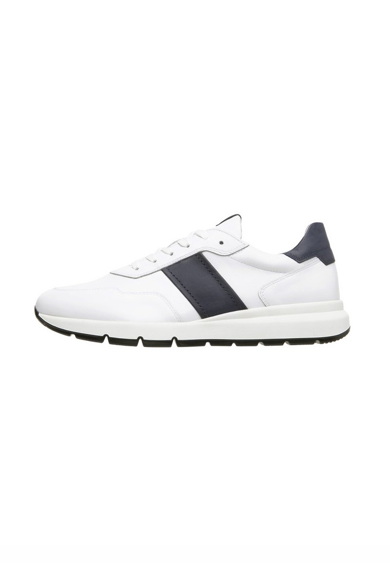 Sneaker bianca con accenti blu navy, dotata di un upper in pelle liscia, punta rotonda, chiusura con lacci e suola in gomma con motivo per una migliore aderenza.