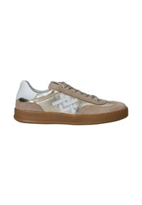 Sneakers met een beige suède bovenkant, metallic gouden accenten, een witte hielstrook en een gumrubberen zool. Decoratieve stiksels zijn zichtbaar.