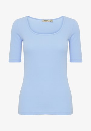 Svetlo modra, rebrasta majica s kratkimi rokavi, širokim izrezom in oprijetim krojem. Gladka tekstura, primerna za vsakodnevno nošenje.