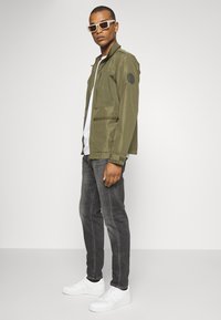 Jack & Jones JJIERIK JJORIGINAL - Vaqueros boyfriend - grey denim