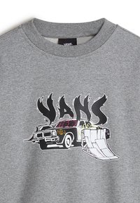 Grå sweatshirt med en färgglad grafik av en bil med rök, en ramp och "VANS"-text i fet, stiliserad typografi. Blandning av bomullstyg.