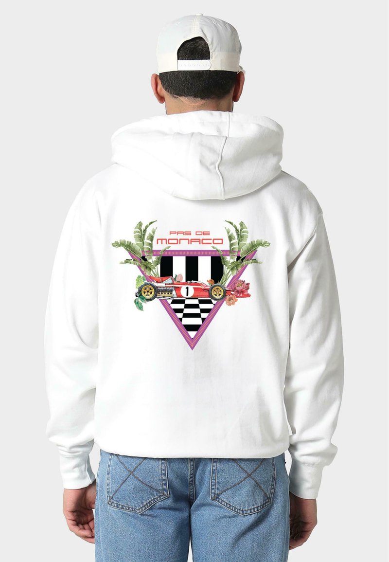 Biała bluza z kapturem z kolorową grafiką na plecach, przedstawiającą kratkowany wzór, tropikalne liście oraz czerwoną wyścigówkę w trójkącie.