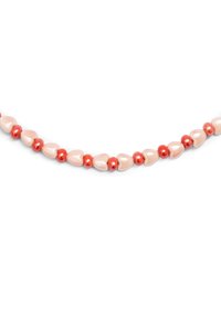 Des perles en forme de cœur en perles de culture d'un rose pâle alternent avec des perles rondes rouges brillantes, créant un design de collier symétrique et texturé.