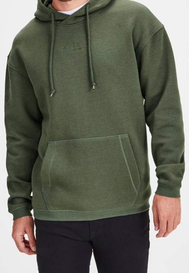 Grüne Baumwollkapuzenjacke mit einer Vorderseite-Tasche, Kordelzug-Kapuze und dezent eingraviertem Logo auf der Brust. Lockere Passform mit gerippten Bündchen und Saum.