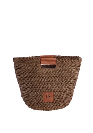Bolso cesta de tejido marrón con asas recortadas rectangulares y una pieza de cuero con logo en relieve en el centro del frente.