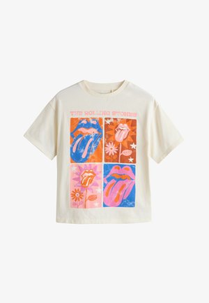 Off-white t-shirt med fire farverige firkanter med stiliserede læber med tunger og blomster, titlen "The Rolling Stones" øverst.