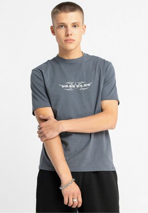 - T-shirt z nadrukiem