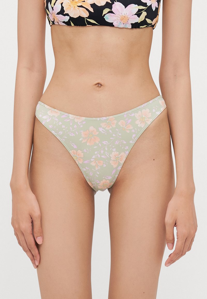 Kvetinové bikini spodky v svetlozelenej farbe s broskyňovými a levanduľovými kvetmi. Obsahujú úzky elastický pás a hladkú tkaninu.