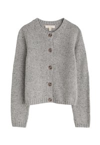 Šedý pletený kardigan s kulatým výstřihem, který má pět hnědých knoflíků vpředu a strukturovanou látku s náznaky tmavší šedé.
