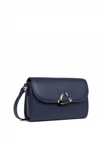 Sac en cuir bleu marine en bandoulière avec une finition texturée, doté d'un fermoir en argent courbé et d'une sangle réglable. Design compact et rectangulaire.