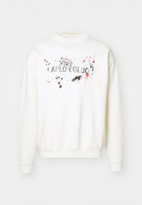 Sweatshirt blanc à manches longues et col rond. Présente un design à éclaboussures de peinture multicolores et un texte imprimé sur la poitrine.